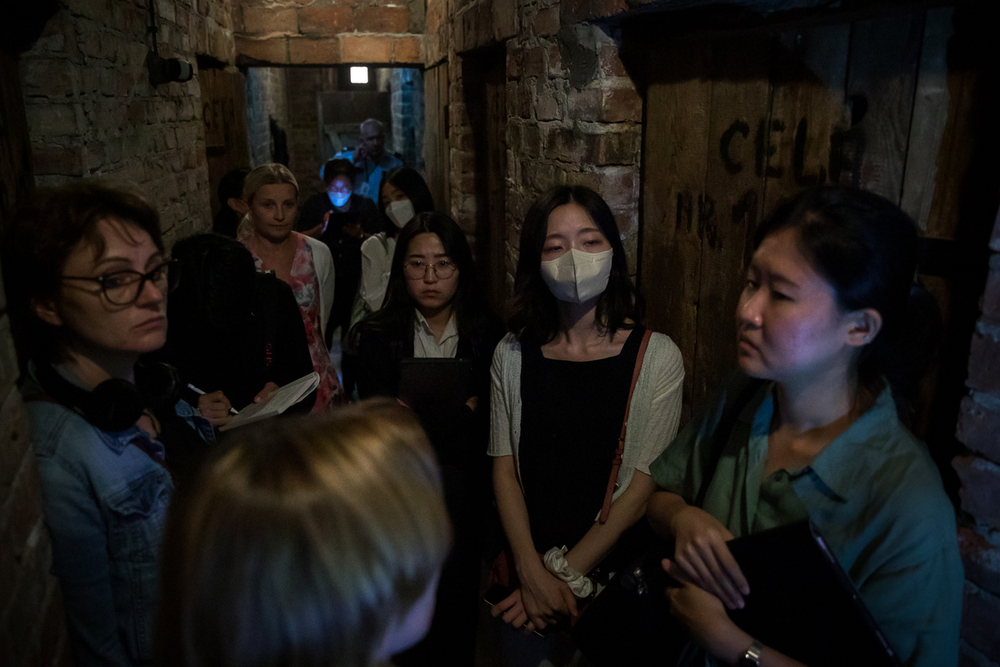 Przedstawiciele NKHR podczas zwiedzania Izby Pamięci Strzelecka 8 – Warszawa, 8 sierpnia 2022. Fot. Sławek Kasper (IPN)