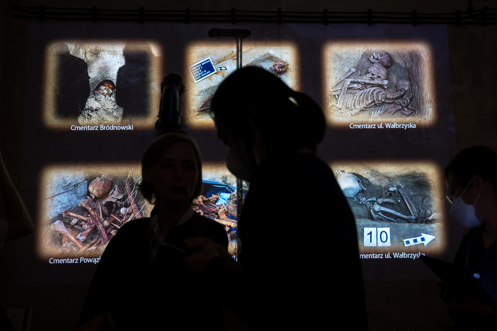 Przedstawiciele NKHR podczas zwiedzania Izby Pamięci Strzelecka 8 – Warszawa, 8 sierpnia 2022. Fot. Sławek Kasper (IPN)