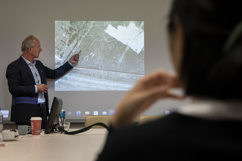 Wykład dr. hab. Krzysztofa Szwagrzyka, wiceprezesa IPN, na temat poszukiwań na powązkowskiej „Łączce” – Warszawa, 9 sierpnia 2022. Fot. Sławek Kasper (IPN)