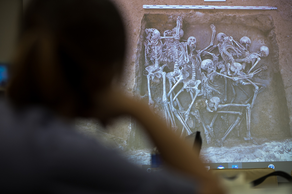 Wykład dr. hab. Krzysztofa Szwagrzyka, wiceprezesa IPN, na temat poszukiwań na powązkowskiej „Łączce” – Warszawa, 9 sierpnia 2022. Fot. Sławek Kasper (IPN)