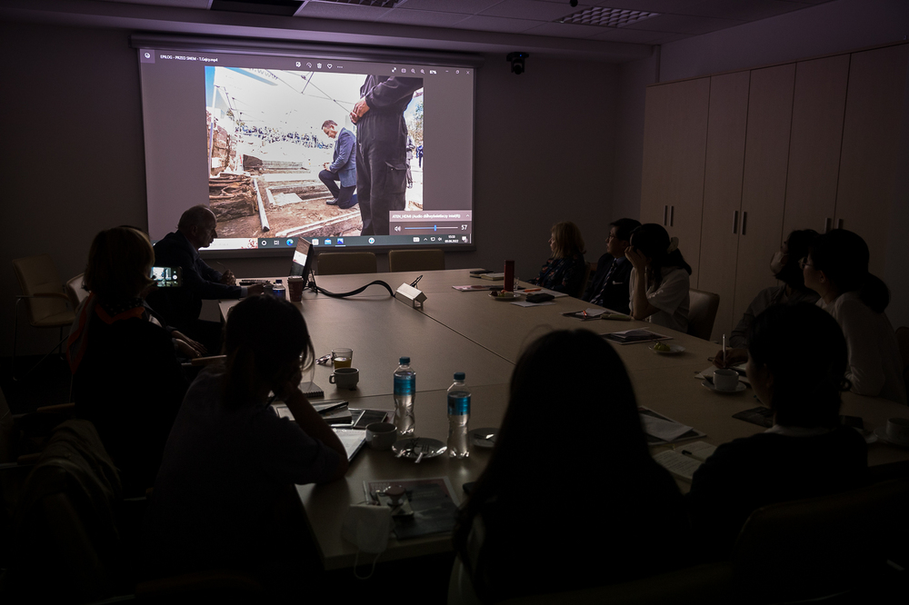 Wykład dr. hab. Krzysztofa Szwagrzyka, wiceprezesa IPN, na temat poszukiwań na powązkowskiej „Łączce” – Warszawa, 9 sierpnia 2022. Fot. Sławek Kasper (IPN)