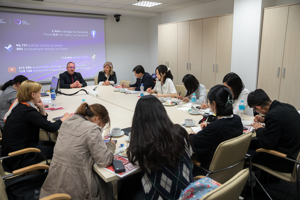 Delegacja Obywatelskiego Sojuszu Obrony Praw Człowieka w Korei Północnej (NKHR) z wizytą w IPN. Spotkanie z zastępcą prezesa dr. hab. Karolem Polejowskim – Warszawa, 9 sierpnia 2022. Fot. Sławek Kasper (IPN)