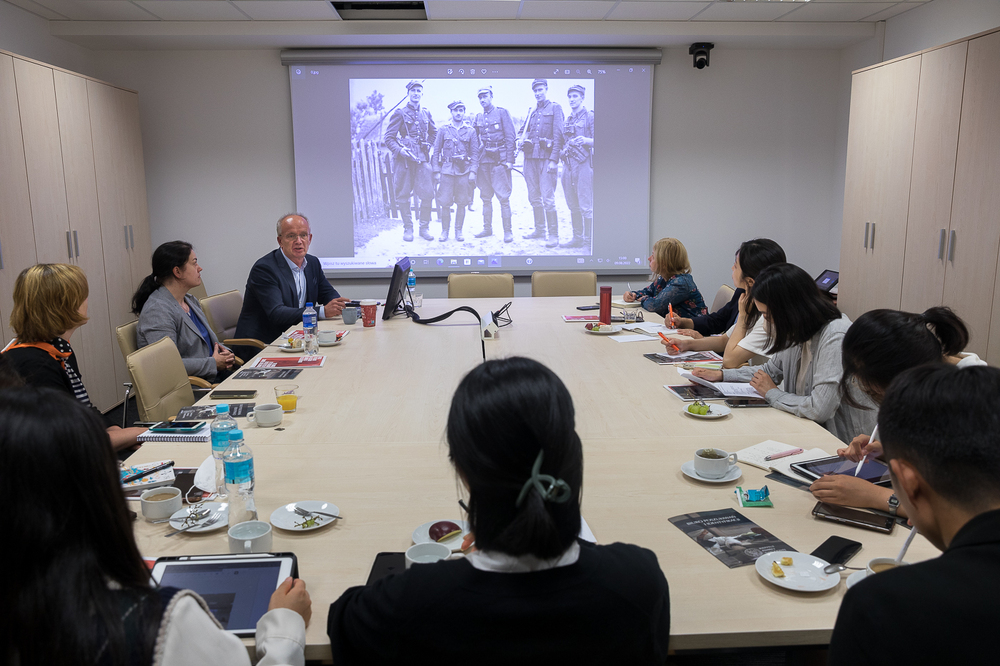 Wykład dr. hab. Krzysztofa Szwagrzyka, wiceprezesa IPN, na temat poszukiwań na powązkowskiej „Łączce” – Warszawa, 9 sierpnia 2022. Fot. Sławek Kasper (IPN)