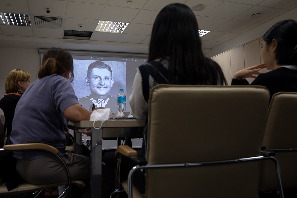 Wykład dr. hab. Krzysztofa Szwagrzyka, wiceprezesa IPN, na temat poszukiwań na powązkowskiej „Łączce” – Warszawa, 9 sierpnia 2022. Fot. Sławek Kasper (IPN)