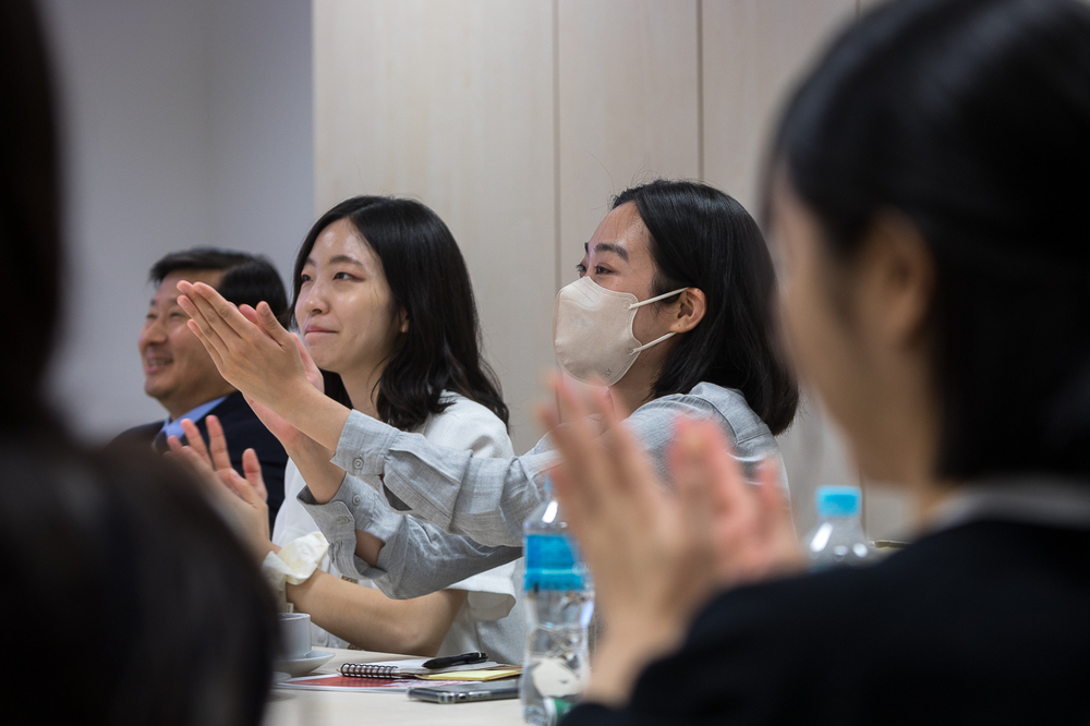 Delegacja Obywatelskiego Sojuszu Obrony Praw Człowieka w Korei Północnej (NKHR) z wizytą w IPN. Spotkanie z zastępcą prezesa dr. hab. Karolem Polejowskim – Warszawa, 9 sierpnia 2022. Fot. Sławek Kasper (IPN)