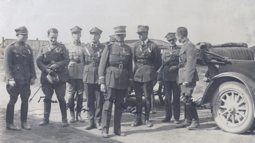 Amerykańscy i polscy oficerowie w towarzystwie gen. mjr. Stanisława Hallera (w czapce z wężykiem generalskim). Zdjęcie wykonano w październiku 1920 roku, po wręczeniu przez gen. Stanisława Hallera lotnikom III. Dywizjonu Lotniczego Krzyży Srebrnych Orderu Wojskowego Virtuti Militari V klasy. Fot. Ze zbiorów Muzeum Lotnictwa Polskiego w Krakowie