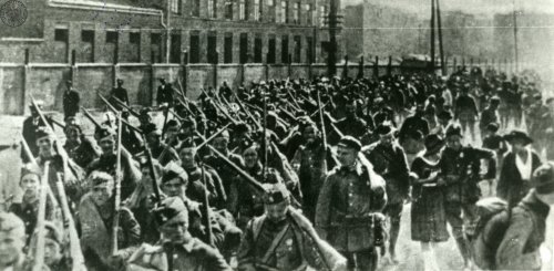 Wojna polsko - bolszewicka, 1920. Wymarsz oddziałów ochotniczych na front z Pragi (Warszawa). Fot. z zasobu IPN
