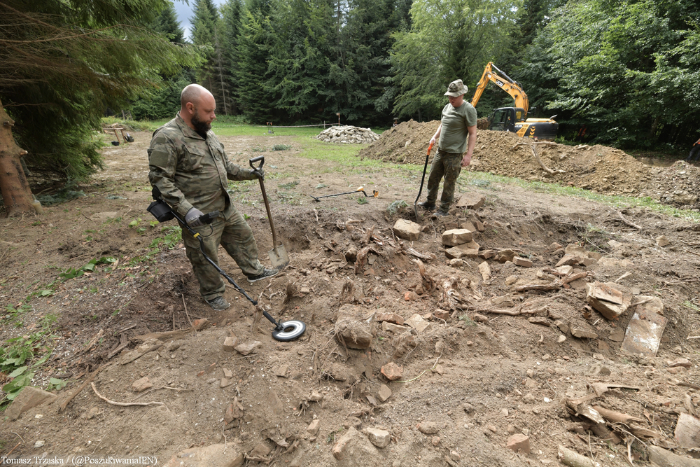 Muczne: poszukiwanie szczątków ofiar zbrodni UPA. Fot. ks. Tomasz Trzaska (IPN)