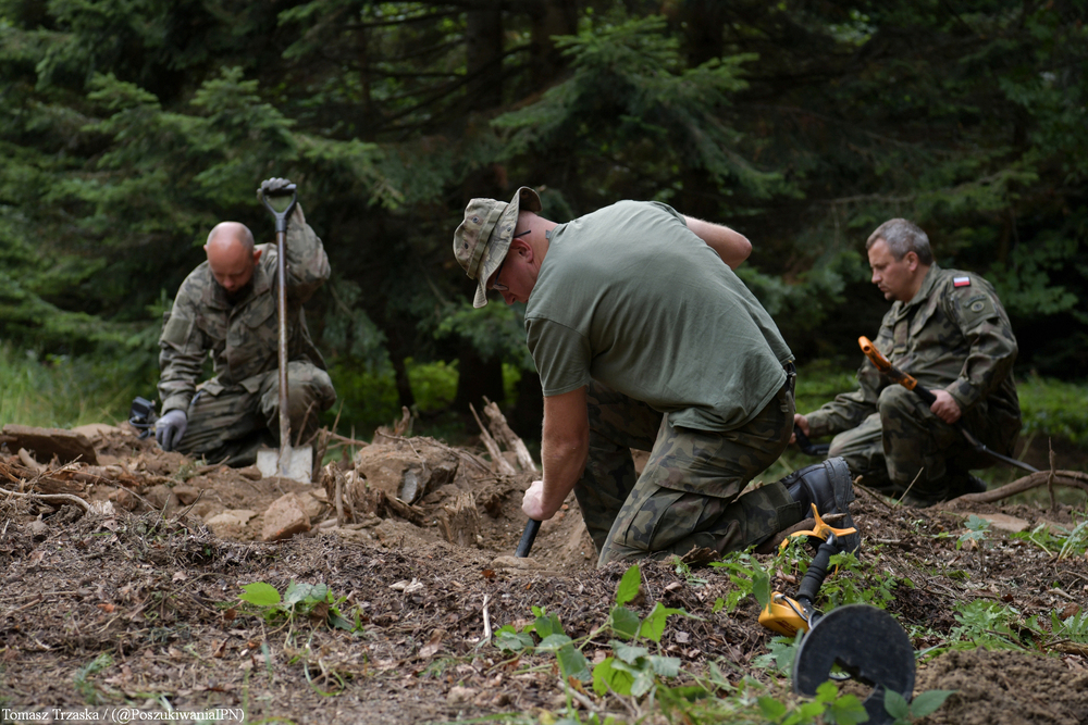 Muczne: poszukiwanie szczątków ofiar zbrodni UPA. Fot. ks. Tomasz Trzaska (IPN)