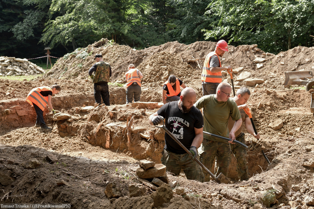 Muczne: poszukiwanie szczątków ofiar zbrodni UPA. Fot. ks. Tomasz Trzaska (IPN)
