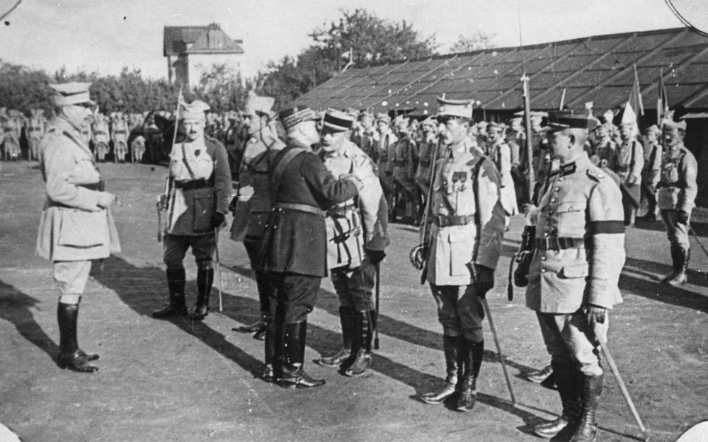 Armia polska we Francji – ośrodek wyszkolenia w Sille-le Guillaume. Generał Louis Archinard dekoruje polskich oficerów, 1917 r. Fot. z zasobu NAC