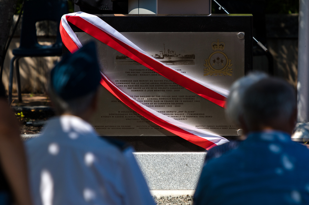 Odsłonięcie tablicy upamiętniającej załogę niszczyciela ORP „Ślązak” – Dieppe (Kanada), 21 sierpnia 2022. Fot. Sławek Kasper (IPN)