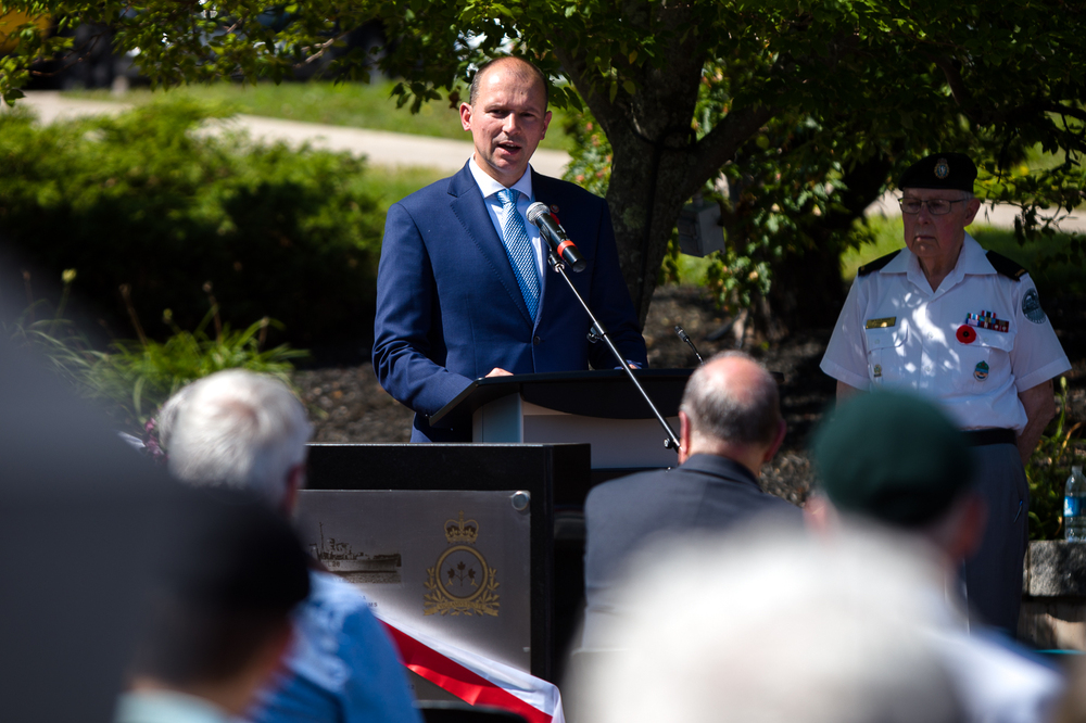 Ambasador RP w Kanadzie Witold Dzielski, podczas odsłonięcia tablicy upamiętniającej załogę niszczyciela ORP „Ślązak” – Dieppe (Kanada), 21 sierpnia 2022. Fot. Sławek Kasper (IPN)