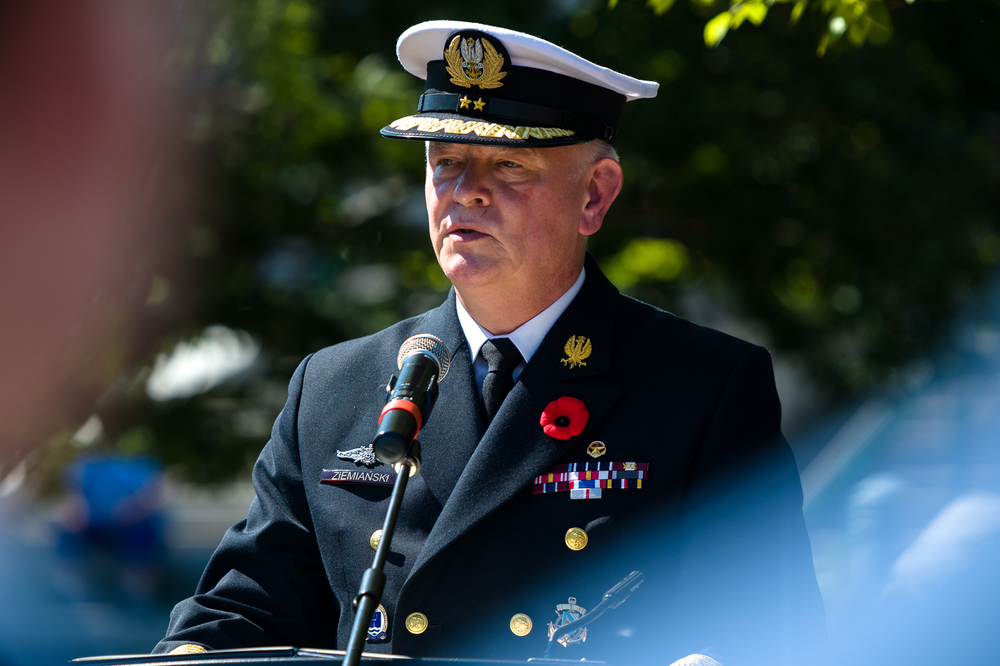 Wiceadmirał Marynarki Wojennej RP Jarosław Ziemiański podczas odsłonięcia tablicy upamiętniającej załogę niszczyciela ORP „Ślązak” – Dieppe (Kanada), 21 sierpnia 2022. Fot. Sławek Kasper (IPN)