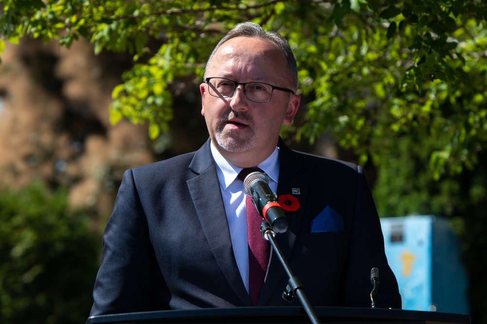 Dr hab. Karol Polejowski, wiceprezes IPN, podczas odsłonięcia tablicy upamiętniającej załogę niszczyciela ORP „Ślązak” – Dieppe (Kanada), 21 sierpnia 2022. Fot. Sławek Kasper (IPN)