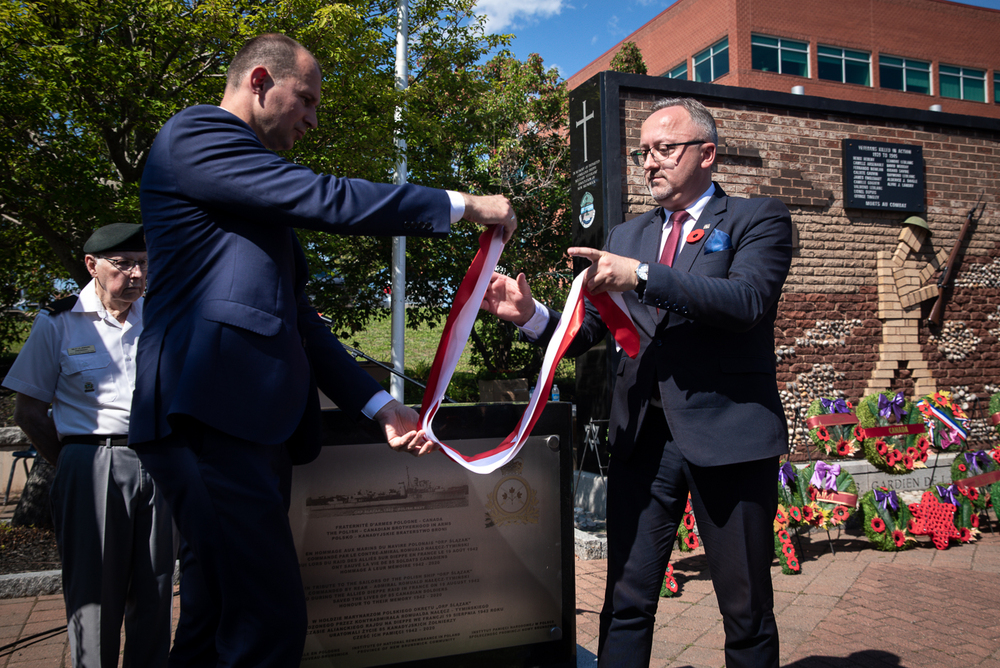 Odsłonięcie tablicy upamiętniającej załogę niszczyciela ORP „Ślązak” – Dieppe (Kanada), 21 sierpnia 2022. Fot. Sławek Kasper (IPN)