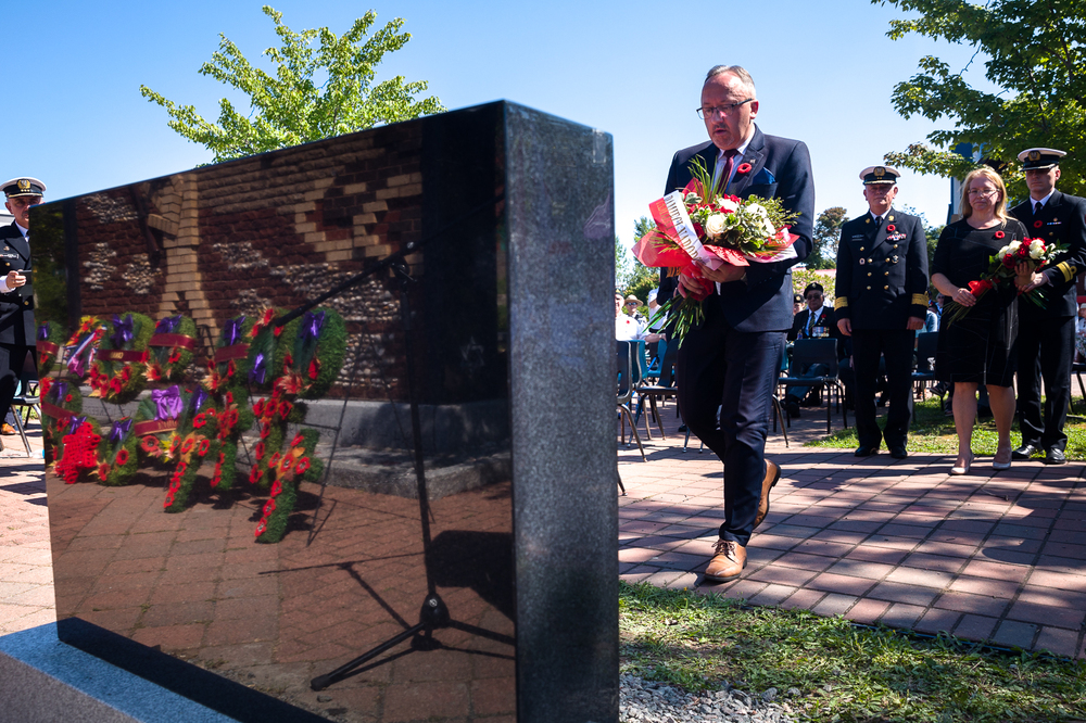 Dr hab. Karol Polejowski podczas odsłonięcia tablicy upamiętniającej załogę niszczyciela ORP „Ślązak” – Dieppe (Kanada), 21 sierpnia 2022. Fot. Sławek Kasper (IPN)