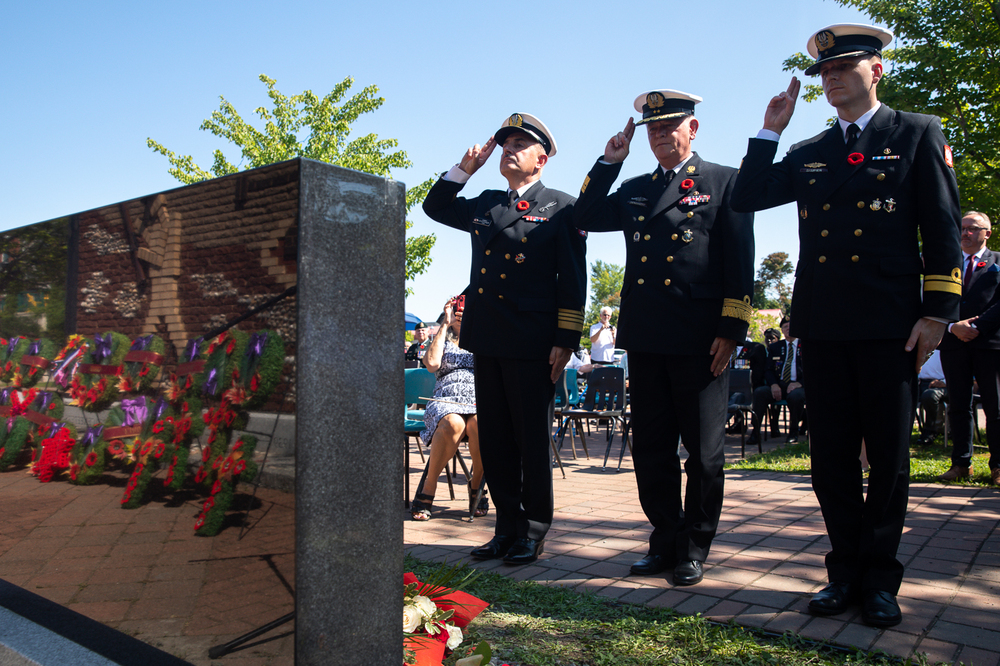 Odsłonięcie tablicy upamiętniającej załogę niszczyciela ORP „Ślązak” – Dieppe (Kanada), 21 sierpnia 2022. Fot. Sławek Kasper (IPN)