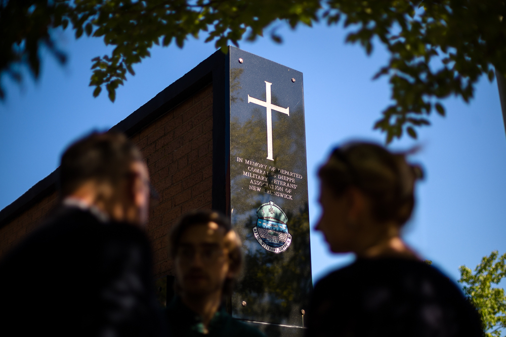 Odsłonięcie tablicy upamiętniającej załogę niszczyciela ORP „Ślązak” – Dieppe (Kanada), 21 sierpnia 2022. Fot. Sławek Kasper (IPN)