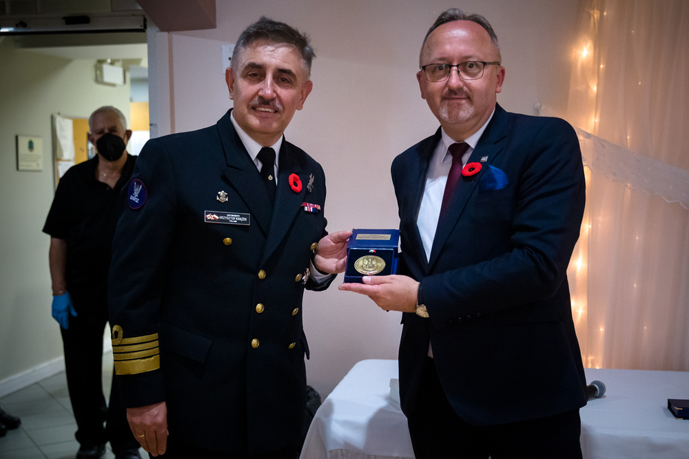 Attaché Obrony Komandor Krzysztof Książek (L) i wiceprezes IPN dr hab. Karol Polejowski (P) – Dieppe (Kanada), 21 sierpnia 2022. Fot. Sławek Kasper (IPN)