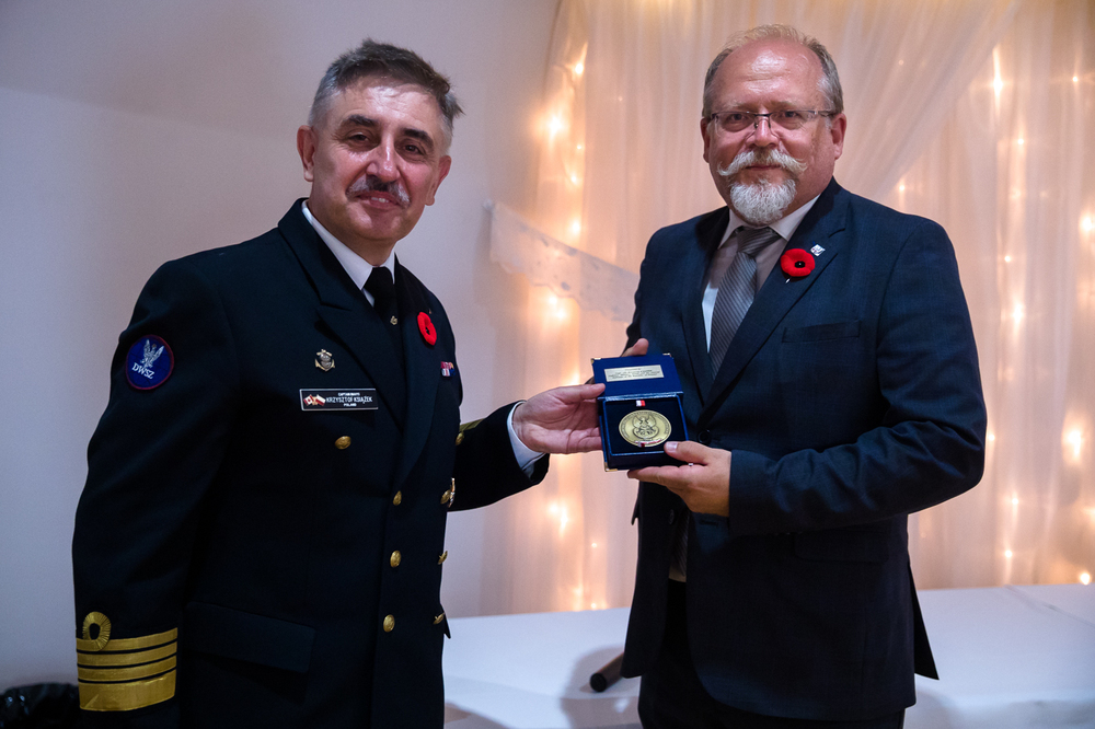 Attaché Obrony Komandor Krzysztof Książek (L) i dyrektor BUWiM Adam Siwek (P) – Dieppe (Kanada), 21 sierpnia 2022. Fot. Sławek Kasper (IPN)