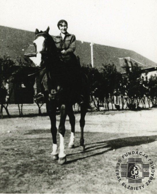 Elżbieta Zawacka w młodości – komendantka Rejonu Śląskiego Przysposobienia Wojskowego Kobiet, Tarnowskie Góry, 1937 r. (fot. ze zbiorów Fundacji Generał Elżbiety Zawackiej w Toruniu, zawacka.pl)