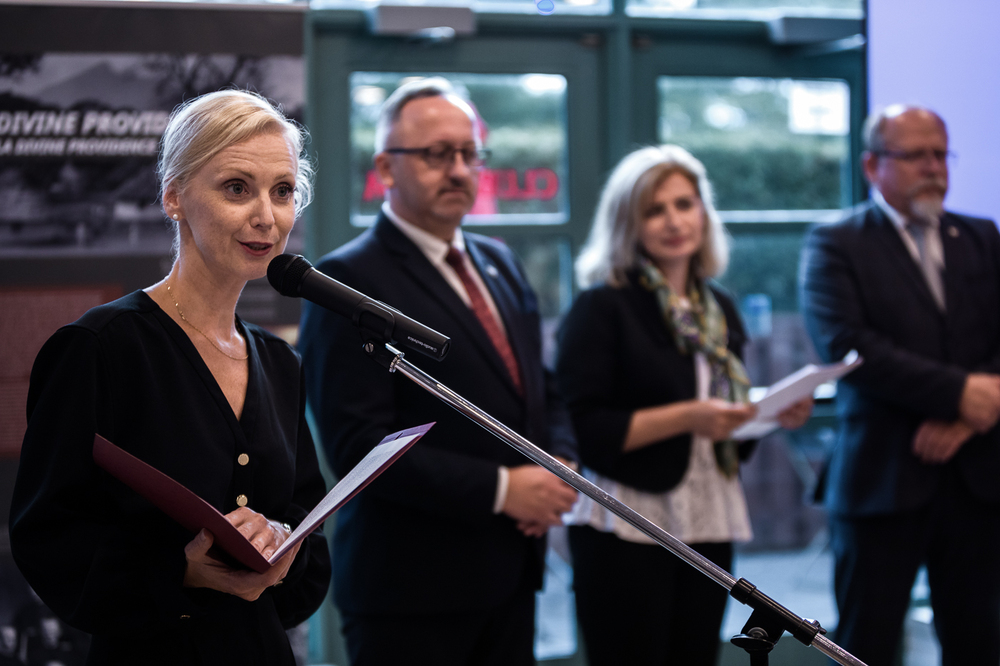 Magdalena Pszczółkowska, konsul generalny RP w Toronto. Otwarcie wystawy „Szlaki Nadziei. Odyseja Wolności” w Kanadzie – Mississauga, 22 sierpnia 2022. Fot. Sławek Kasper (IPN)