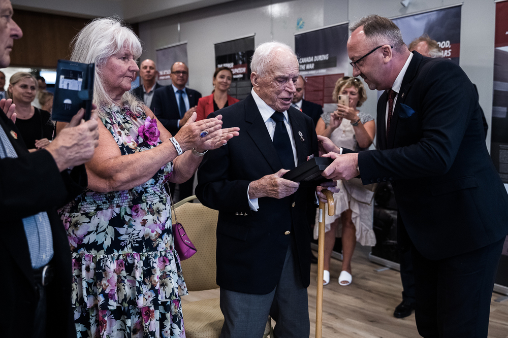 Bolesław Fujarczuk, radiooperator w Dywizjonie 303 otrzymał z rąk prezesa IPN Karola Polejowskiego repliki orzełka i odznaki pancerniaków. Otwarcie wystawy „Szlaki Nadziei. Odyseja Wolności” w Kanadzie – Mississauga, 22 sierpnia 2022. Fot. Sławek Kasper (IPN)