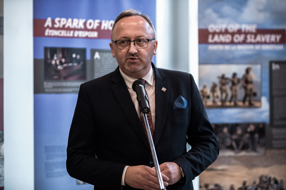 Dr hab. Karol Polejowski podczas otwarcia wystawy „Szlaki Nadziei. Odyseja Wolności” w Kanadzie – Mississauga, 22 sierpnia 2022. Fot. Sławek Kasper (IPN)