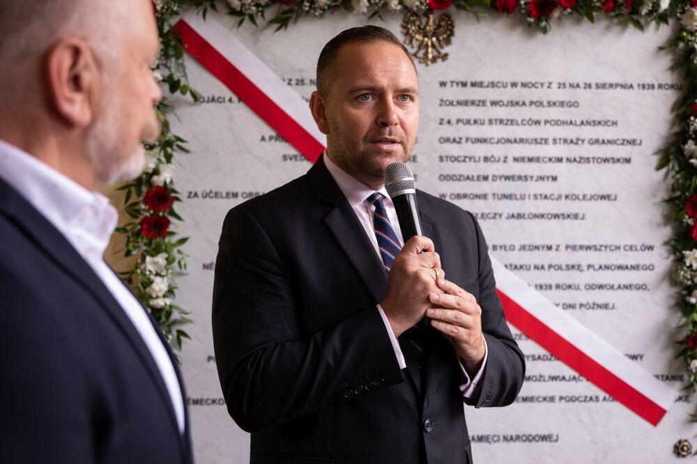 Prezes IPN dr Karol Nawrocki (L) i wójt gminy Mosty Andrzej Niedoba (P) odsłonili tablicę upamiętniającą żołnierzy 4. Pułku Strzelców Podhalańskich oraz funkcjonariuszy Straży Granicznej – Mosty koło Jabłonkowa (Czechy), 23 sierpnia 2022. Fot. Mikołaj Bujak (IPN)