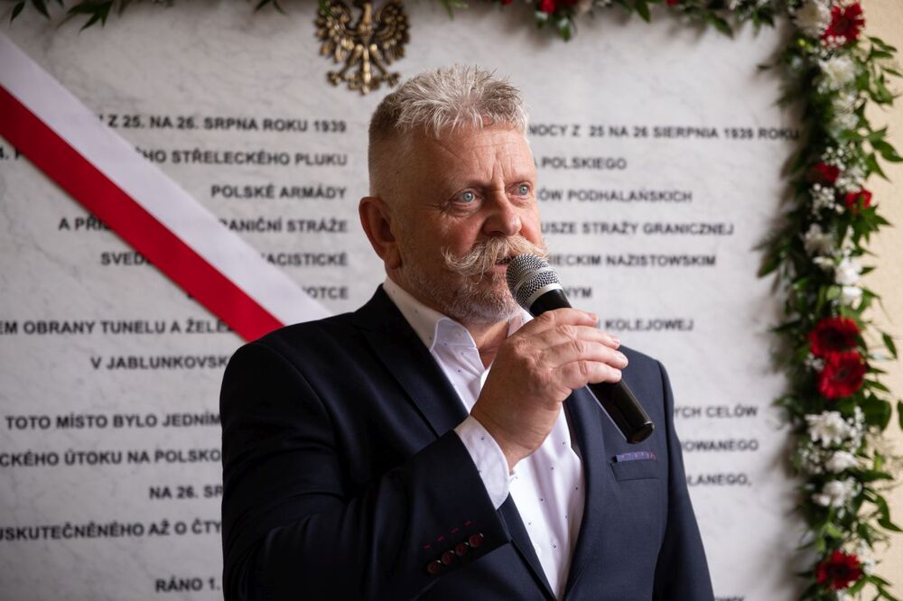 Odsłonięcie tablicy upamiętniającej żołnierzy 4. Pułku Strzelców Podhalańskich oraz funkcjonariuszy Straży Granicznej. Wójt gminy Mosty Andrzej Niedoba – Mosty koło Jabłonkowa (Czechy), 23 sierpnia 2022. Fot. Mikołaj Bujak (IPN)