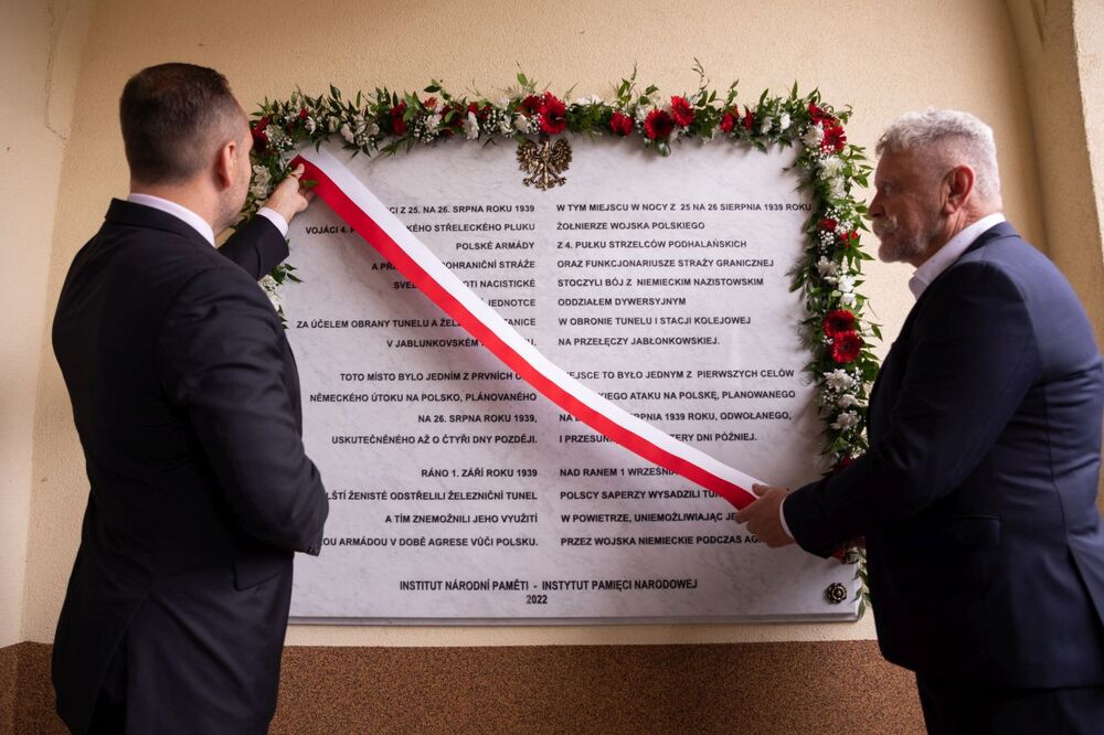 Prezes IPN dr Karol Nawrocki (L) i wójt gminy Mosty Andrzej Niedoba (P) odsłonili tablicę upamiętniającą żołnierzy 4. Pułku Strzelców Podhalańskich oraz funkcjonariuszy Straży Granicznej – Mosty koło Jabłonkowa (Czechy), 23 sierpnia 2022. Fot. Mikołaj Bujak (IPN)