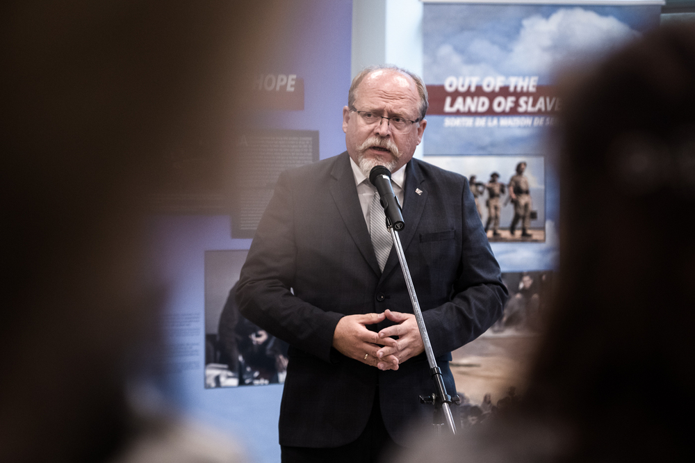 Adam Siwek, dyrektor Biura Upamiętniania Walk i Męczeństwa IPN opowiedział o działalności Instytutu. Otwarcie wystawy „Szlaki Nadziei. Odyseja Wolności” w Kanadzie – Mississauga, 22 sierpnia 2022. Fot. Sławek Kasper (IPN)