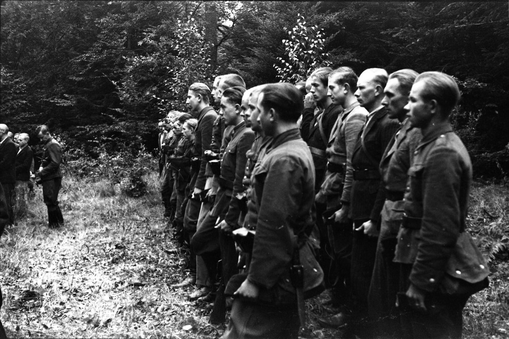 Zwiad konny wachmistrza „Tarzana” Tomasza Wójcika oraz oddział „Dzika” Mariana Świderskiego w czasie uroczystej mszy św. na Wykusie 12 września 1943 r. Fot. z domeny publicznej