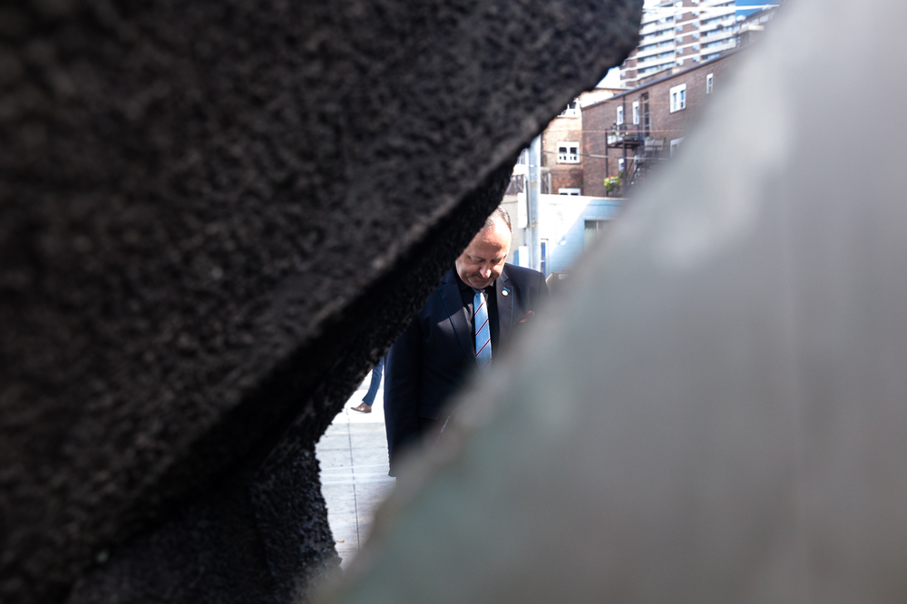 Złożenie kwiatów pod Pomnikiem Katyńskim w Toronto – 23 sierpnia 2022. Fot. Sławek Kasper (IPN)