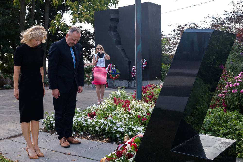 Przed tablicą upamiętniającą ofiary katastrofy smoleńskiej – Toronto, 23 sierpnia 2022. Fot. Sławek Kasper (IPN)