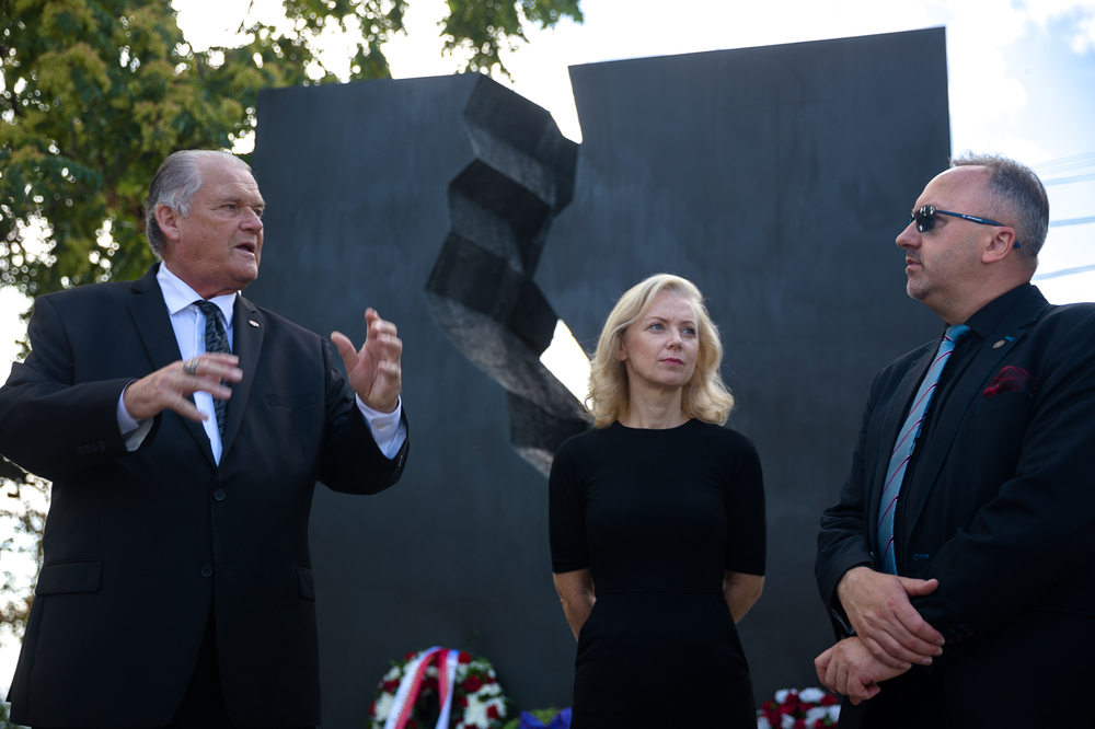 Dr. hab. Karol Polejowski, wiceprezes IPN (P) oraz Magdalena Pszczółkowska, konsul generalny RP w Toronto przed Pomnikiem Katyńskim w Toronto – 23 sierpnia 2022. Fot. Sławek Kasper (IPN)