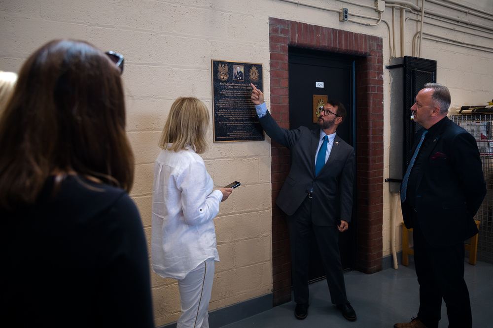 Tablica upamiętniająca kmdr. ppor. Romualda Nałęcz-Tymińskiego w koszarach Royal Regiment of Canada – Toronto, 23 sierpnia 2022. Fot. Sławek Kasper (IPN)