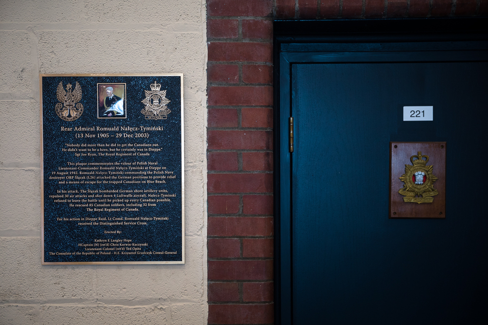 Tablica upamiętniająca kmdr. ppor. Romualda Nałęcz-Tymińskiego w koszarach Royal Regiment of Canada – Toronto, 23 sierpnia 2022. Fot. Sławek Kasper (IPN)