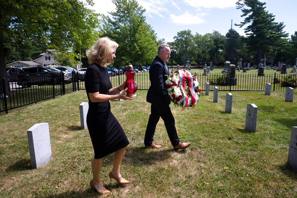 Dr. hab. Karol Polejowski, wiceprezes IPN, oraz Magdalena Pszczółkowska, konsul generalny RP w Toronto na polskim cmentarzu wojskowym w Niagara on the Lake (Kanada) – 23 sierpnia 2022. Fot. Sławek Kasper (IPN)