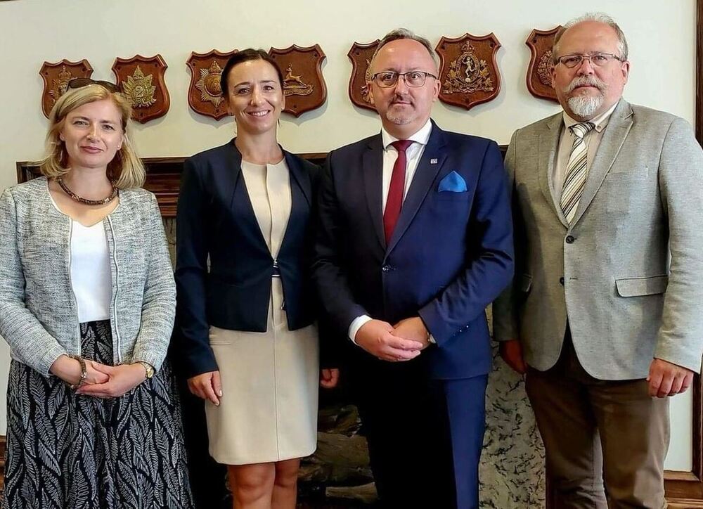 Przedstawiciele IPN z wizytą w Królewskim Kanadyjskim Instytucie Wojskowym. Od lewej: Agnieszka Jędrzak, dyrektor BWM IPN, Sylwia Czerwińska, wicekonsul RP w Toronto, Karol Polejowski, wiceprezes IPN i Adam Siwek, dyrektor BUWiM IPN – 24 sierpnia 2022. Fot. Królewski Kanadyjski Instytut Wojskowy