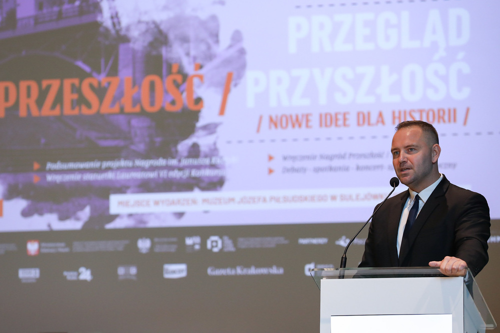 Dr Karol Nawrocki podczas przeglądu Przeszłość/Przyszłość – Sulejówek, 27 sierpnia 2022. Fot. Mikołaj Bujak (IPN)