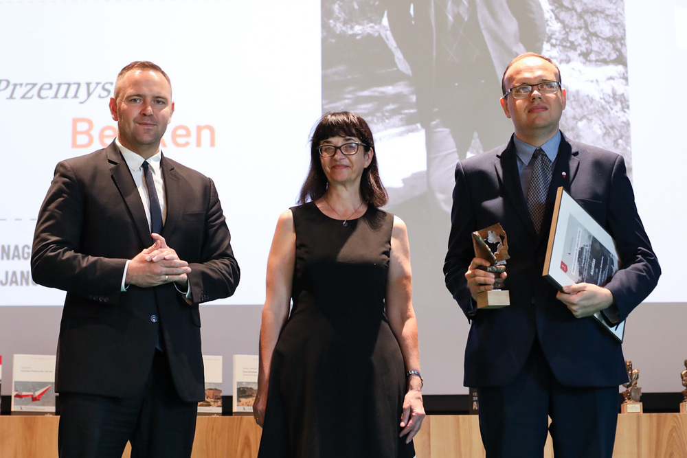 Dr Przemysław Benken, laureat nagrody im. Janusza Kurtyki wraz z Zuzanną Kurtyką i dr. Karolem Nawrockim – Sulejówek, 27 sierpnia 2022. Fot. Mikołaj Bujak (IPN)