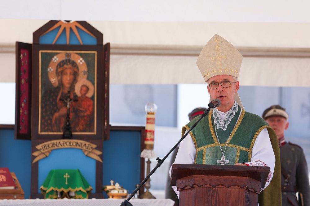 Bp polowy WP Wiesław Lechowicz podczas mszy świętej polowej – Wolica Śniatycka, 28 sierpnia 2022. Fot. Mikołaj Bujak (IPN)