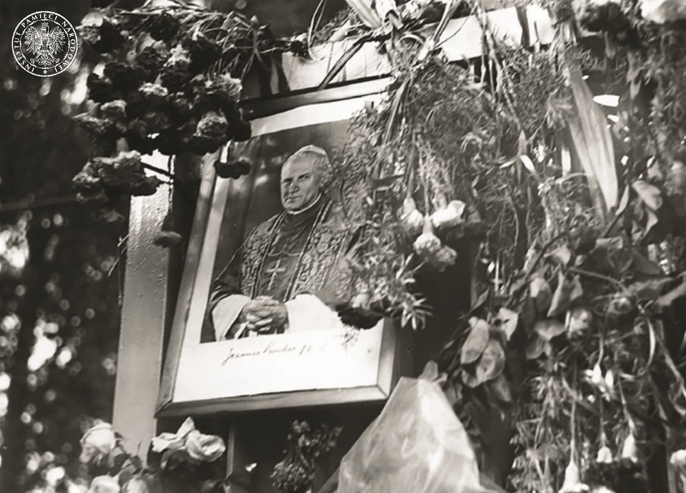 Portret papieża Jana Pawła II na bramie Stoczni Gdańskiej podczas strajku w sierpniu 1980 r. Fot. AIPN