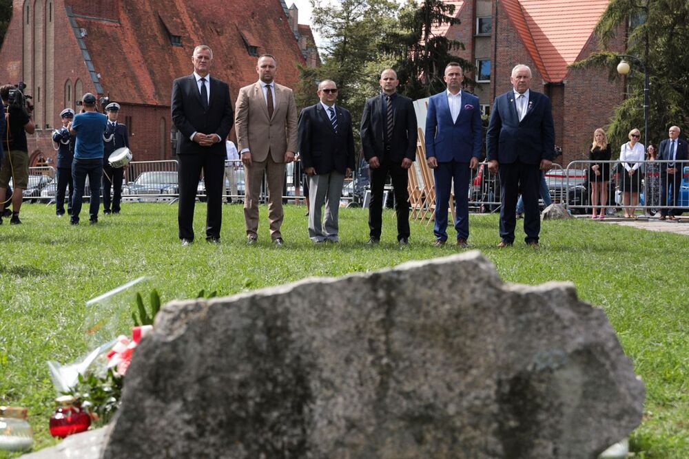 Przedstawiciele IPN złożyli kwiaty przed symbolicznym głazem upamiętniającym ofiary zbrodni w Lubinie – 29 sierpnia 2022. Fot. Mikołaj Bujak (IPN)