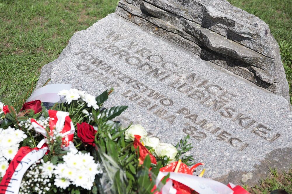 Głaz upamiętniający ofiary zbrodni w Lubinie – 29 sierpnia 2022. Fot. Mikołaj Bujak (IPN)