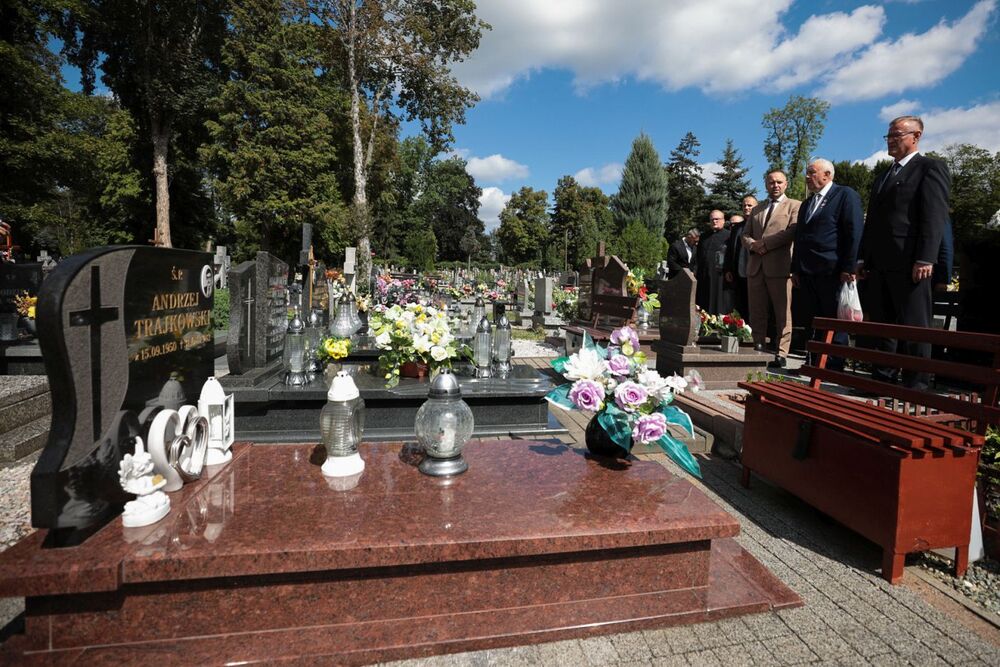 Przedstawiciele IPN złożyli kwiaty i zapalili znicze na grobach ofiar zbrodni lubińskiej – 29 sierpnia 2022. Fot. Mikołaj Bujak (IPN)