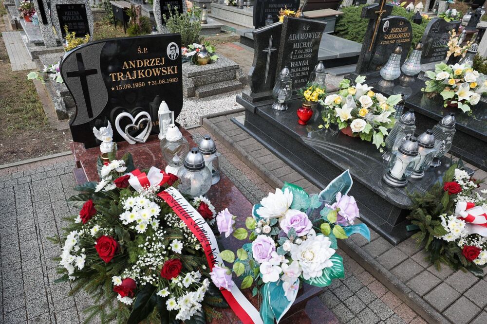 Przedstawiciele IPN złożyli kwiaty i zapalili znicze na grobach ofiar zbrodni lubińskiej – 29 sierpnia 2022. Fot. Mikołaj Bujak (IPN)