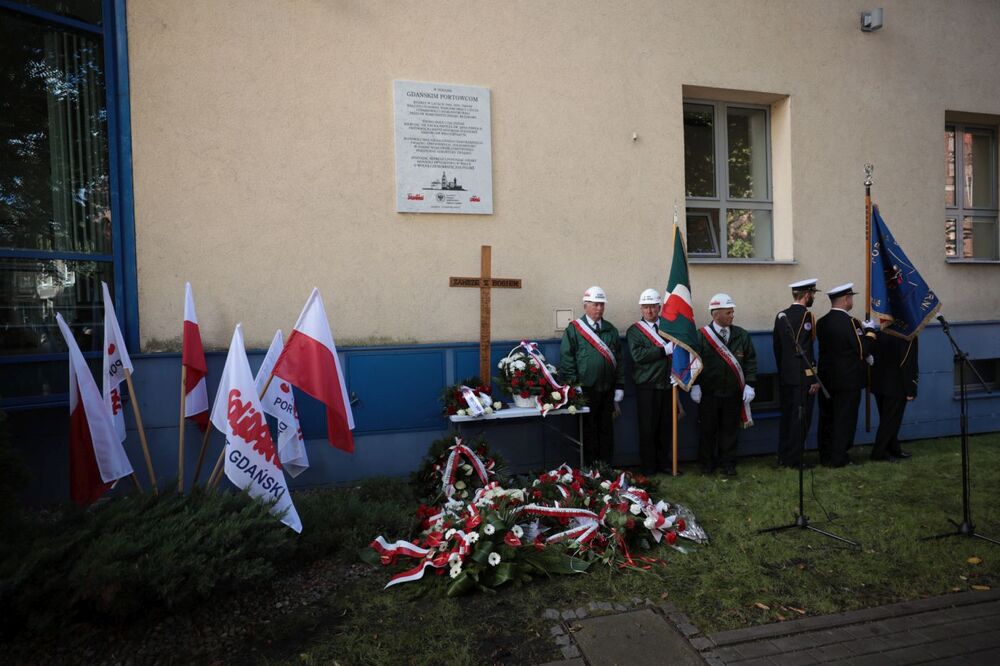 Odsłonięcie tablicy upamiętniającej gdańskich portowców – Gdańsk, 31 sierpnia 2022. Fot. Mikołaj Bujak (IPN)